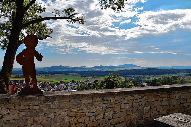Aach ist nicht nur selbst einen Besuch wert. In Aach kann man dank der hervorragenden Aussicht auch weitere Ziele im Hegau anpeilen oder ...