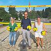 Die neuen Volleybälle, die nun im Naturfreibad und in Birgits Bistro ausgeliehen werden können, präsentieren auf dem neuen ...