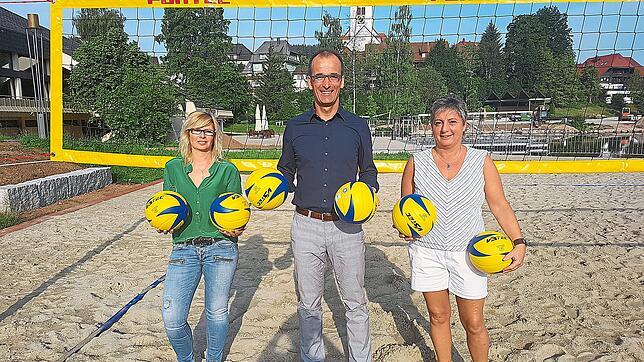 Die neuen Volleybälle, die nun im Naturfreibad und in Birgits Bistro ausgeliehen werden können, präsentieren auf dem neuen ...