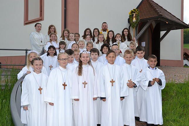 In der Pfarrkirche Schwerzen erhielten 22 Jungen und Mädchen von Vikar Stefan Jaskolla die erste Kommunion.