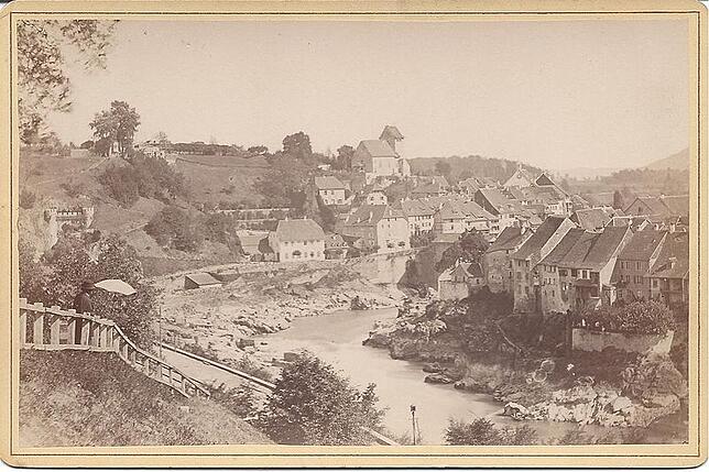 Laufenburg 1864, Foto von G. Th. Hase aus Freiburg im Breisgau. Am linken Bildrand das Portal des Rappenstein-Bahntunnels der 1856 ...