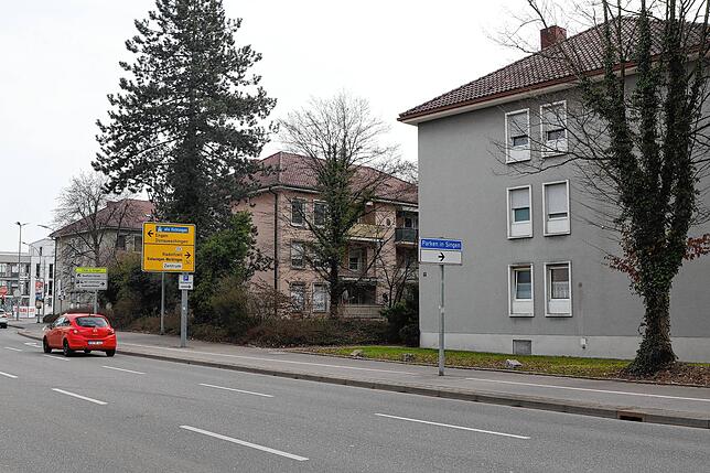 Diese drei Häuser an der Schaffhauser Straße, Ecke Hauptstraße in Singen sollen abgerissen werden und dem neuen Schlossquartier Platz ...