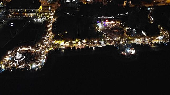Der Adventsmarkt im Stadtgarten ist in der Nähe des Konstanzer Hafens gelegen.