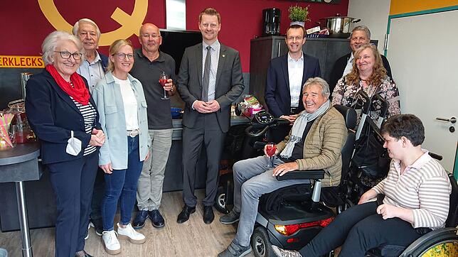 Freuen sich über die neue Küche im Querklecks (v. l.): Hannelore und Manfred Honold (Team Querklecks), Petra Ott (Leiterin Stabsstelle ...
