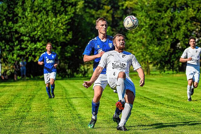 Auf der Pelle: Timo Kronenberger (vorn, gegen Jonas Ernst) und der FC Wittlingen hatten sich die Aufgabe gegen den Aufsteiger SF ...