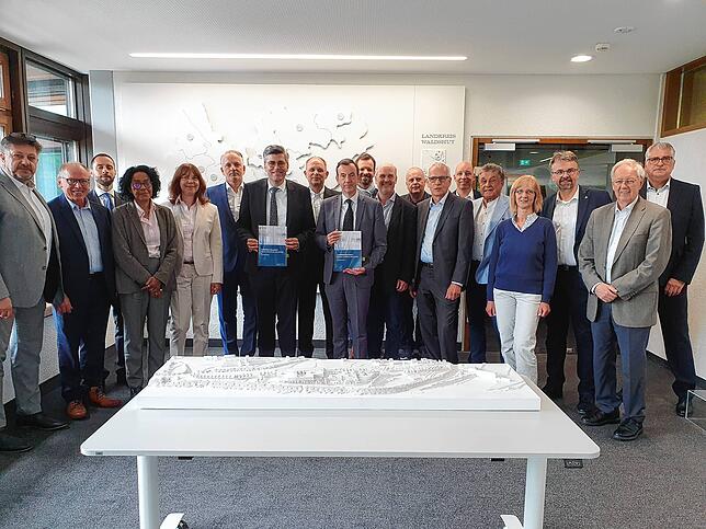 Verantwortliche des Landratsamts, Mitglieder des Kreistags, des Aufsichtsrats des Klinikums Hochrhein und der Vamed-Geschäftsführung ...