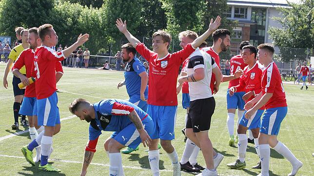 Das erlösende zweite Tor: Hannes Linke, Vesel Alidemaj, der überragende Fabian Eppler, Trainer Nils Mühlenweg, Arbnor Smakaj, Harun ...