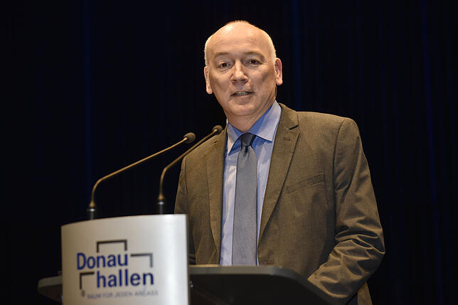 Als erster Kandidat präsentiert sich der Krefelder Jürgen Maas.