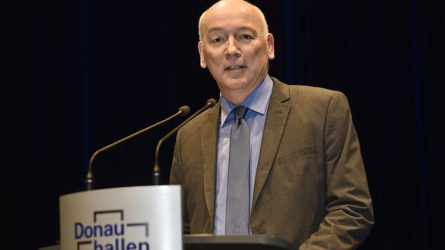 Als erster Kandidat präsentiert sich der Krefelder Jürgen Maas.
