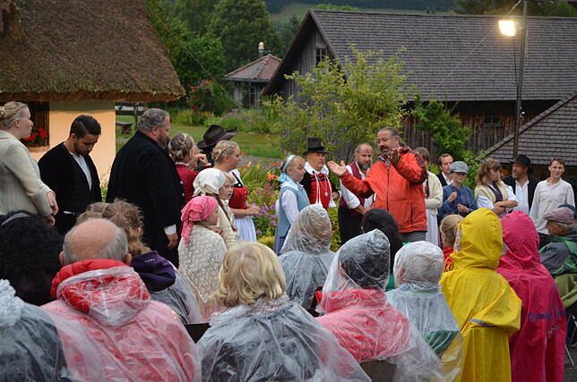 Regisseur Gotthard Jost aus Schopfheim war von seinem Ensemble restlos begeistert und bedankte sich für das tolle Durchhaltevermögen und ...