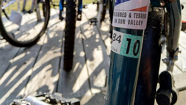So sahen die Velovignetten aus, die in der Schweiz bis 2011 für alle Fahrradfahrer Pflicht waren. Auf dem Rad von SÜDKURIER-Volontär ...