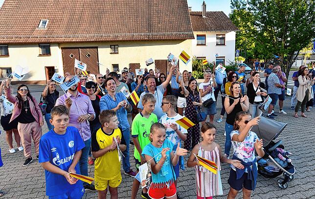 Auch wenn es keine offizielle Bekanntgabe gibt: Die Immendinger feiern ihren zukünftigen Bürgermeister Manuel Stärk mit viel Applaus, ...