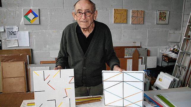 Willi Schoder in seinem Laufenburger Atelier &ndash; nun zeigt er eine Auswahl seiner Werke im alten Gemeindehaus in Wölflinswil.