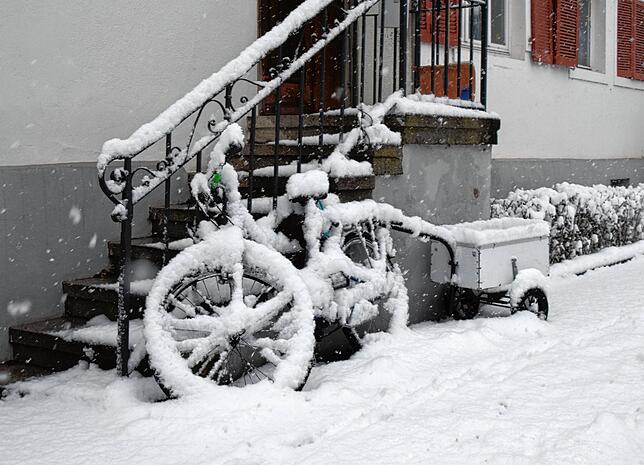 Ein Fahrrad in der Sernatingenstraße ist schon fast ganz zugeschneit.