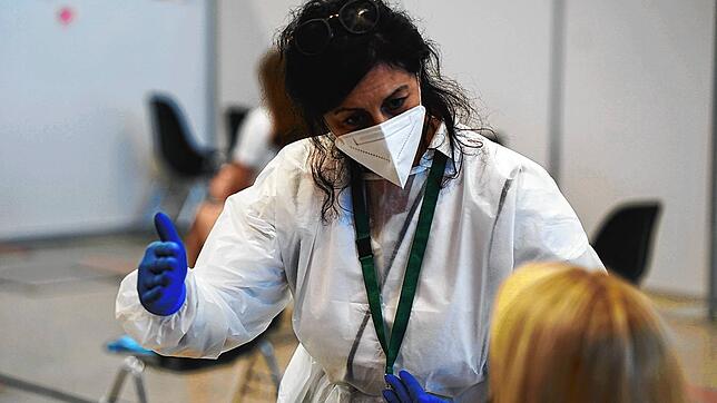 Einblick ins Kreisimpfzentrum Tiengen: Rettungssanitäterin Maria Klein erklärt am 15. Juni 2021 einer geimpften Person, auf was bei der ...