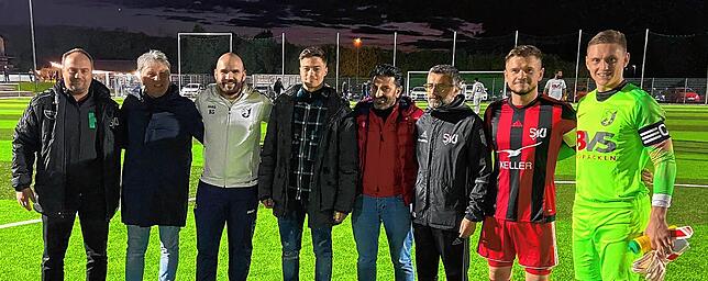Überraschung vor dem Derby: Trainer Martin Andermatt (Zweiter von links) vom FC Schaffhausen überreichte zusammen mit dem von ...