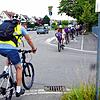 Gemeinsam sicherer und sichtbarer unterwegs: die Schüler, Lehrer und Eltern vom Fahrradbus. Die Begleitpersonen tragen zur besseren ...