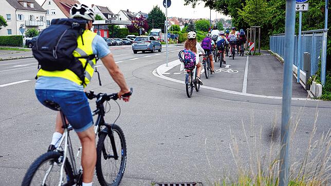 Gemeinsam sicherer und sichtbarer unterwegs: die Schüler, Lehrer und Eltern vom Fahrradbus. Die Begleitpersonen tragen zur besseren ...