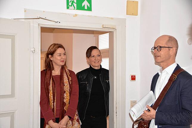 Die Gastgeber: Galerieleiterin Heike Frommer (von links), wissenschaftliche Mitarbeiterin Sylwia Oker und Stefan Hilser, Leiter der ...
