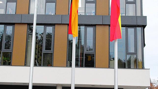 Zum zweiten Mal wurde eine am Fahnenmast vor dem Landratsamtsgebäude angebrachte israelische Flagge gestohlen.