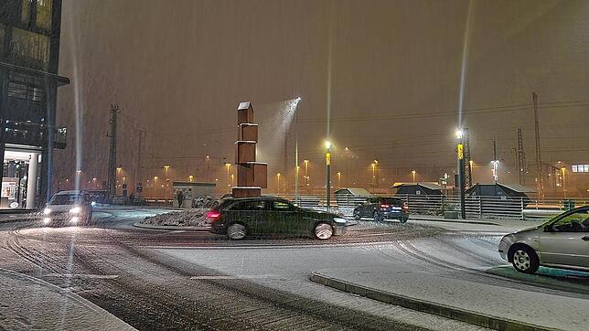 Schnee und Dämmerung können im Herbst und Winter für brenzlige Situationen auf den Straßen sorgen. Doch mit ein paar Tipps wird die ...