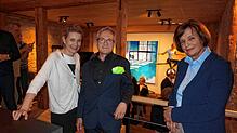 Lili Reckermann, Udo Albrecht und Cornelia Reckermann (von links) beim Kunst Apéro im Livino. Im Hintergrund Arbeiten des Künstlers ...
