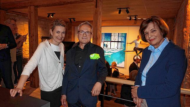 Lili Reckermann, Udo Albrecht und Cornelia Reckermann (von links) beim Kunst Apéro im Livino. Im Hintergrund Arbeiten des Künstlers ...