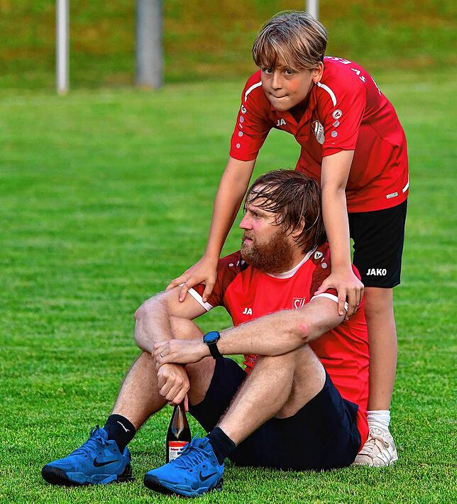 Durchatmen: Phillip Lehmann wusste, dass sein Papa nach dem Triumph einen Moment für sich brauchte. Nach drei Jahren hat Trainer Lothar ...
