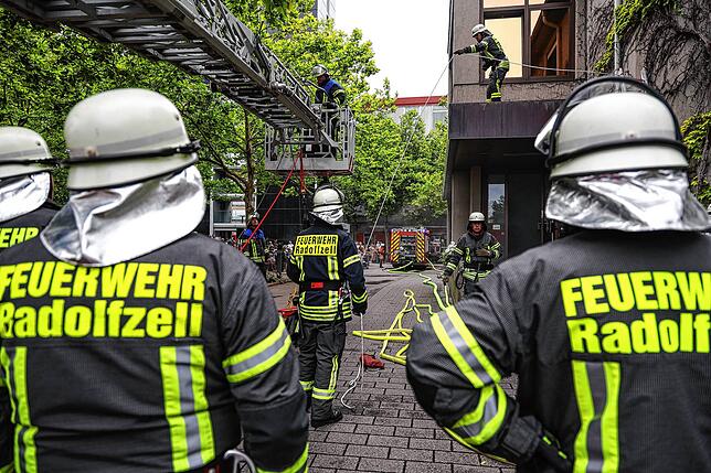 Die Feuerwehr im Einsatz: Hier wird eine Person vorm Vordach gerettet.