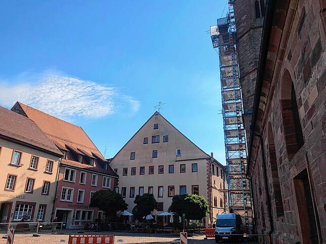 Bild 4: Steine drohen herunterzufallen: Villinger Münsterplatz vorsichtshalber zum Teil abgesperrt