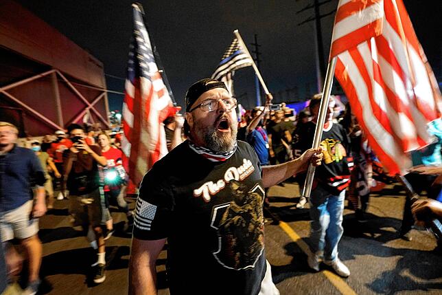 Auch in Phoenix, Arizona, demonstrieren Trump-Unterstützer lautstark.