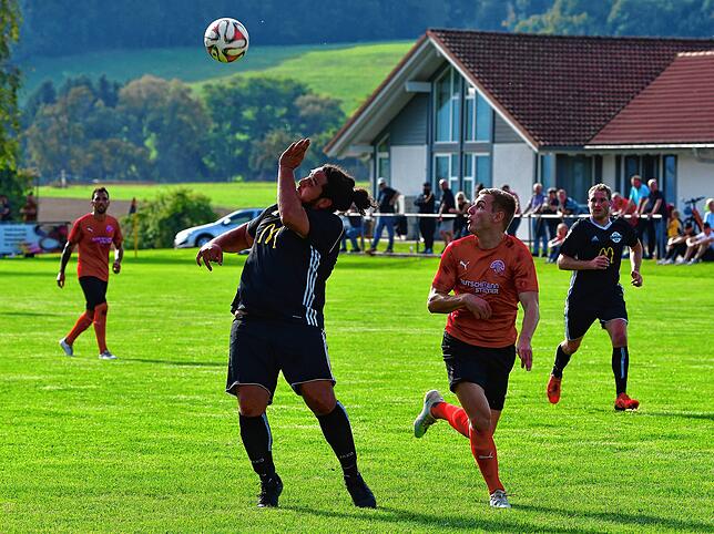 Bild 14: FC Hochrhein besiegt den FC Wallbach deutlich mit 4:0 &ndash; und wir haben die Bilder!