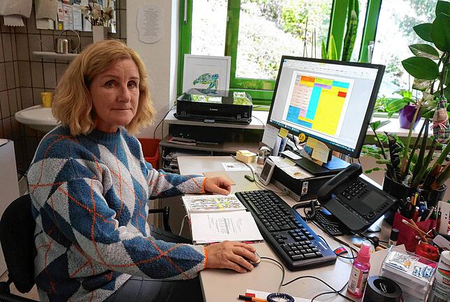 Sorgenvoller Blick: Astrid Jehle, Leiterin der Waldtor-Schule in Waldshut, an ihrem Scheibtisch.