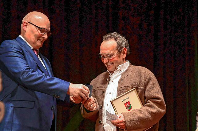 Medaille und vor allem Herzenssache: Beim Neujahrsempfang der Stadt St. Georgen überreicht Bürgermeister Michael Rieger (links) die ...