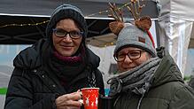 Die Froschenzunft-Präsidentin Annette Wrzeszcz (links) und Zunftmeisterin Martina Maier bringen sich schon mal in vorweihnachtliche ...