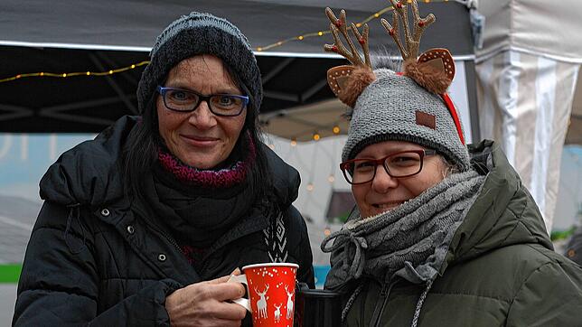 Die Froschenzunft-Präsidentin Annette Wrzeszcz (links) und Zunftmeisterin Martina Maier bringen sich schon mal in vorweihnachtliche ...