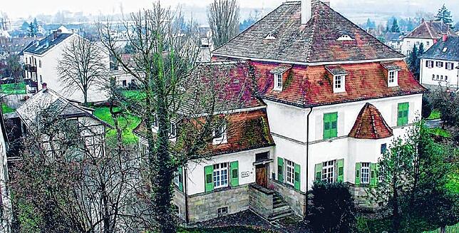 Das Douglas&lsquo;sche Forstamt vom Gebäude gegenüber aus fotografiert. Im Hintergrund ist ein Mehrfamilienhaus, das ebenfalls für Lidl ...