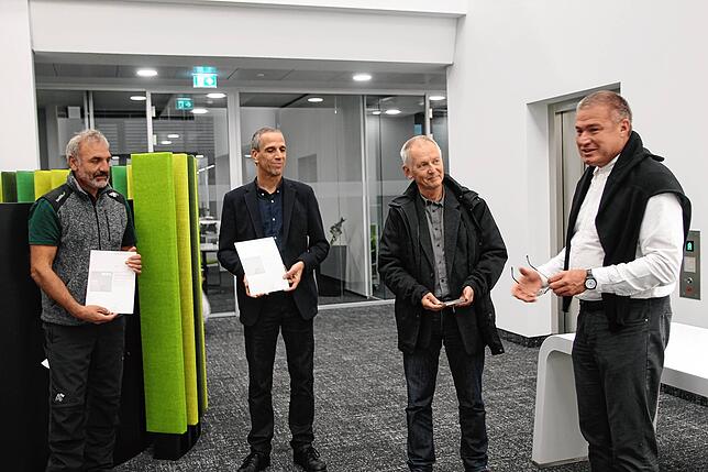 Frank Hofenbitzer (rechts) vergab die BDA-Auszeichnungen für den Forsthauptstützpunkt Bonndorf an (von links) den technischen Leiter des ...