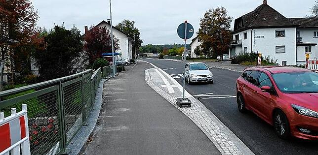 Der gemeinsame Fuß- und Radweg an der Klettgaustraße Oberlauchringen. Lösungsansätze wäre, den Fuß- und Radverkehr zu trennen und die ...