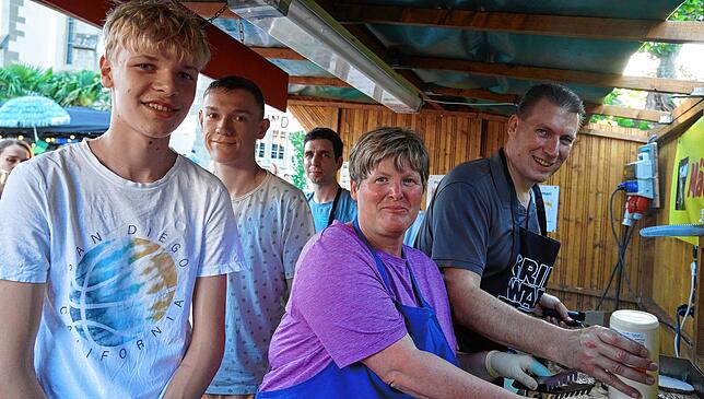 Belegen und braten wie am laufenden Band: Silvia Birkle und Niklas Hiller (links) mit weiteren Helfern vom Hockeyclub bieten ihre ...