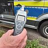 Ein Polizist hält einen Alcomaten in der Hand. (Symbolbild) Die Polizei hat in Birkendorf einen 35-Jährigen kontrolliert, der auch noch ...