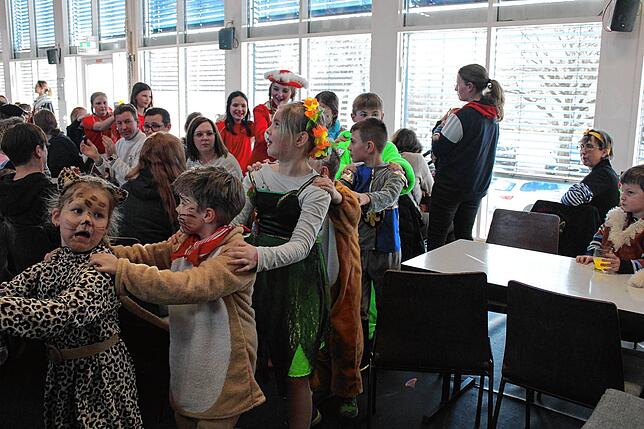 Der Dienstag gehört in Fützen ihnen: Mit einer Polonaise ziehen zahlreiche Kinder durch die Buchberghalle.