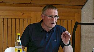 Gemeinderat Klaus Buck fordert, dass für die Gebührenerhöhungen ein regelmäßiger Turnus festgelegt wird. Damit es eine weniger steile ...