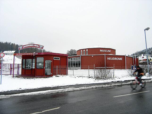 Neben dem Fabrikgebäude von Abig hatte sich der Unternehmer Carry Gross als begeisterter Privatpilot ein eigenes Hubschraubermuseum ...