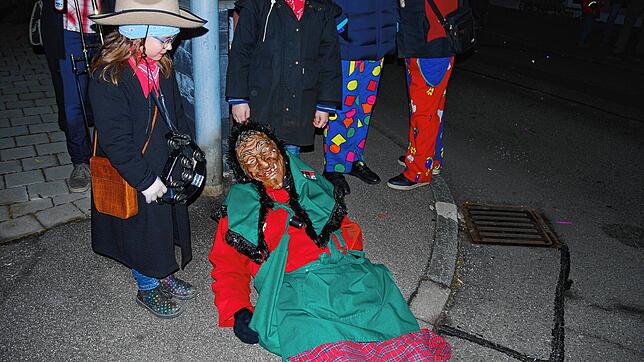 Auch die wildeste Hexe muss sich beim Erzinger Nachtumzug zwischendurch kurz ausruhen. Bild: Eva Baumgartner