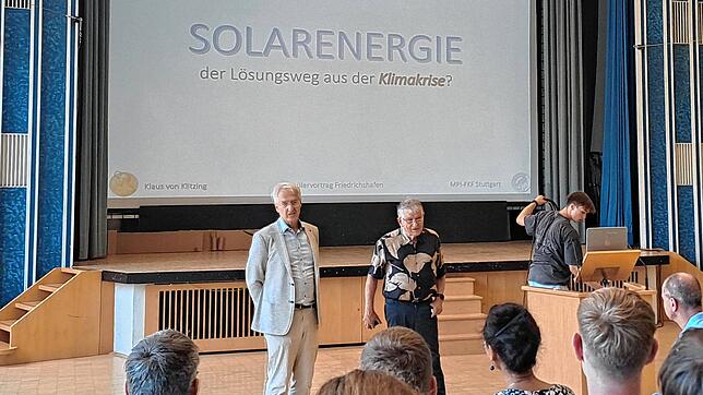 Nobelpreisträger Klaus von Klitzing (rechts) in Friedrichshafen. Neben ihm Rektor Christoph Felden. Foto: Martin Stübig