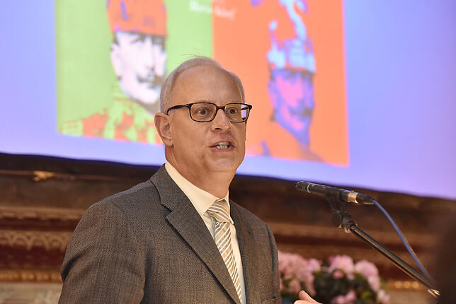 Bild 18: Buchvorstellung im Schloss: Heinrich Fürst zu Fürstenberg präsentiert das Werk über seinen Urgroßvater Max Egon II