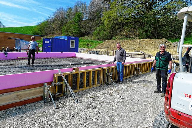 Thomas Leberer (Mitte) auf einer Baustelle im Haldenweg in Wittenhofen, wo derzeit ein Wohnhaus gebaut wird. Auch hier wird auf die ...