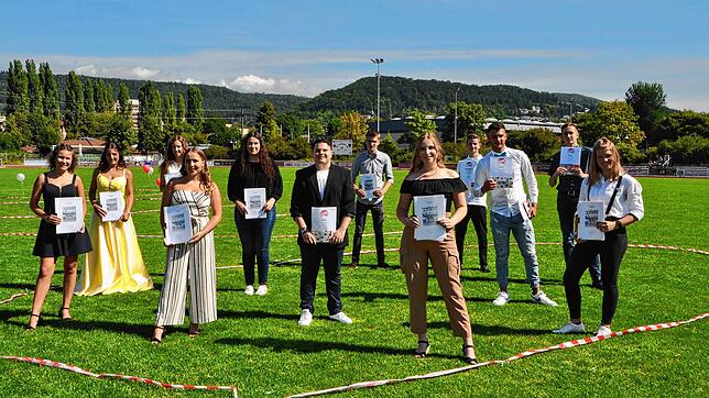 Die Preis- und Lobträger der Klasse 10e (von links) Jule Schnäbele, Vita Palella, Carla Preis, Paulina Dathe, Laura Wiederkehr, Robert ...