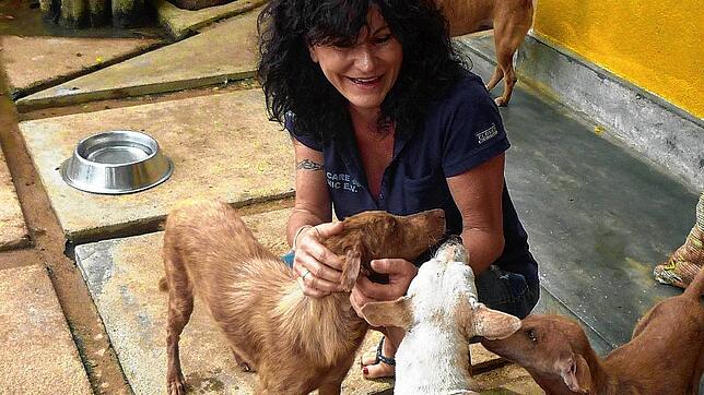 Marina Möbius mit ihren Schützlingen in Mihiripenna. Die von ihr gegründetre Dog Care Clinic behandelt pro Tag etwa 100 Patienten ambulant.